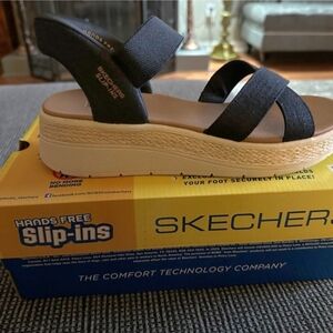 Skechers Bobs Women's Black and Tan Slip-in Sandals size 8